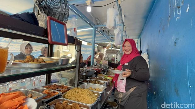 Mbak May dengan bokong gedenya di balik Warung Kongde