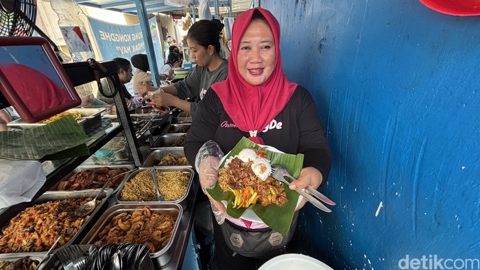 Mbak May, pemilik Warung Kongde Surabaya yang viral dengan Nasi Madura dengan nama menu saru saat menunjukkan inovasi menunya, Nasi Labubu.