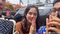 Doain aja ya, ucap Meiza Aulia Coritha seraya tersenyum saat tiba di Pengadilan Agama Cibinong, Senin (22/9/2025). Foto: Febryantino/detikcom