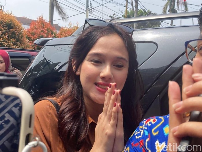 Meiza Aulia Coritho dan Eza Gionino hadiri sidang perdana cerai di Pengadilan Agama Cibinong, Senin (22/9/2025).