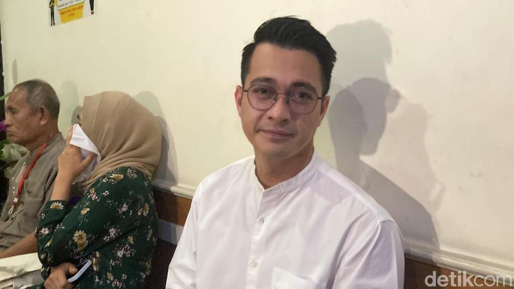 Eza Gionino Emosional Bertemu Anak-Istri di Mediasi Cerai