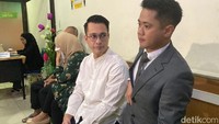 Keinginannya, ekspektasinya itu adalah pertama, perdamaiannya untuk rumah tangga saya. Terus yang kedua, untuk soal anak, ya. Itu sih, ucap Eza Gionino berharap. Foto: Febryantino/detikcom