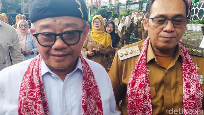 Mendikasmen Abdul Muti didampingi Wali Kota Cimahi Ngatiyana
