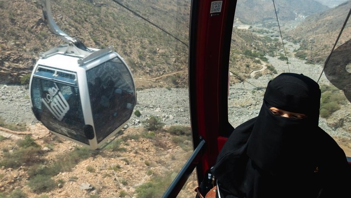 Wisatawan menaiki teleferik atau kerata gantung di pegunungan Al-Hada, Taif, Arab Saudi, Minggu (21/9/2025). Menaiki kereta gantung Taif merupakan salah satu cara menikmati keindahan bentang alam pegunungan Al-Hada yang berada di ketinggian 2.177 meter di atas permukaan laut. ANTARA FOTO/Hendra Nurdiyansyah/foc.