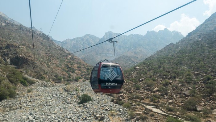 Wisatawan menaiki teleferik atau kerata gantung di pegunungan Al-Hada, Taif, Arab Saudi, Minggu (21/9/2025). Menaiki kereta gantung Taif merupakan salah satu cara menikmati keindahan bentang alam pegunungan Al-Hada yang berada di ketinggian 2.177 meter di atas permukaan laut. ANTARA FOTO/Hendra Nurdiyansyah/foc.