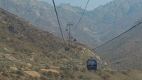 Deretan kabin teleferik bergerak membelah langit Al-Hada, Taif. Fasilitas ini jadi daya tarik wisata populer di kawasan tersebut. Foto: ANTARA FOTO/Hendra Nurdiyansyah