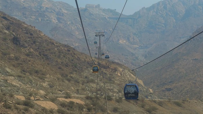 Wisatawan menaiki teleferik atau kerata gantung di pegunungan Al-Hada, Taif, Arab Saudi, Minggu (21/9/2025). Menaiki kereta gantung Taif merupakan salah satu cara menikmati keindahan bentang alam pegunungan Al-Hada yang berada di ketinggian 2.177 meter di atas permukaan laut. ANTARA FOTO/Hendra Nurdiyansyah/foc.