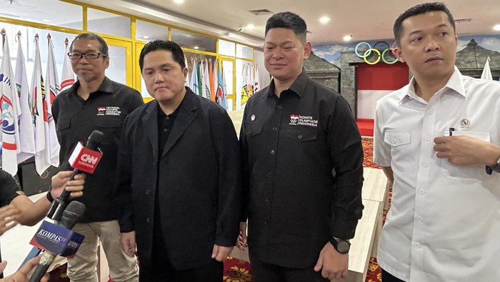 Menpora Erick Thohir usai melakukan rapat bersama Ketua Umum Komite Olimpiade Indonesia (KOI) Raja Sapta Oktohari beserta jajaran di Kantor KOI, FX Sudirman, pada Senin (22/9/2025).