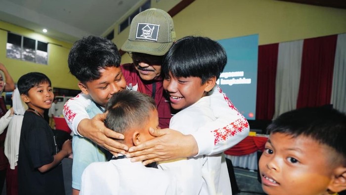 Mensos bersama siswa sekolah rakyat