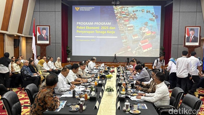Sejumlah Menteri Kabinet Merah Putih pimpinan Presiden Prabowo Subianto menghadiri Rapat Koordinator (Rakor) bersama Menteri Koordinator Bidang Perekonomian Airlangga Hartarto. Rapat ini membahas Finalisasi Paket Ekonomi dan Penyerapan Tenaga Kerja.