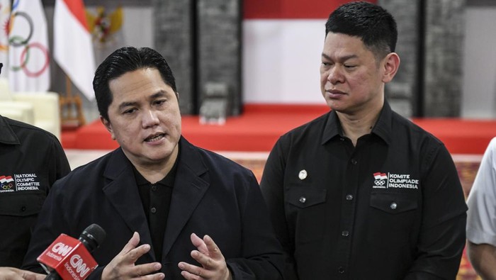 Menpora Erick Thohir (kiri) bersama Ketua Umum NOC Indonesia Raja Sapta Oktohari memberikan keterangan usai rapat di Jakarta, Senin (22/9/2025). Rapat tersebut membahas persiapan jelang ajang multievent internasional salah satunya SEA Games Thailand 2025. ANTARA FOTO/Hafidz Mubarak A