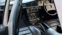 Menariknya, sedan berkelir Smoke Silver ini tetap mempertahankan banyak detail orisinal. Mulai dari buku manual, tool kit, pemadam api, stereo Becker Mexico, hingga kotak P3K yang belum pernah dibuka. Foto: Dok. RM Sothebys