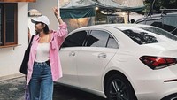 Michelle Ziudith mengatakan lebih mementingkan mengurus mobil ketimbang pakaian yang harus dipakai. Aku tuh biasanya bundaku, aku gak terlalu meluangkan waktu apa yang aku mau pakai. Kayak gini saja bundaku yang siapin atau asisten yang pilihin, ujarnya ditemui di kawasan Senayan, Jakarta Pusat, kemarin. (Foto: dok Instagram michelleziu)