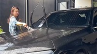 Michelle Ziudith mengaku lebih suka mencuci mobil sendiri. Senang cuci-cuci, 3 hari sekalilah. Bannya juga. Service juga rajin nganterin sendiri, tuturnya. (Foto: dok Instagram michelleziu)