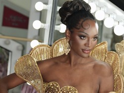 Foto Miss International Queen 2025 Kena Rasis, Wakil Indonesia Beri Pelukan