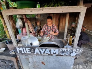 Murahnya Kebangetan! Warung Ini Tawarkan Mi Ayam Rp 4 Ribu Seporsi