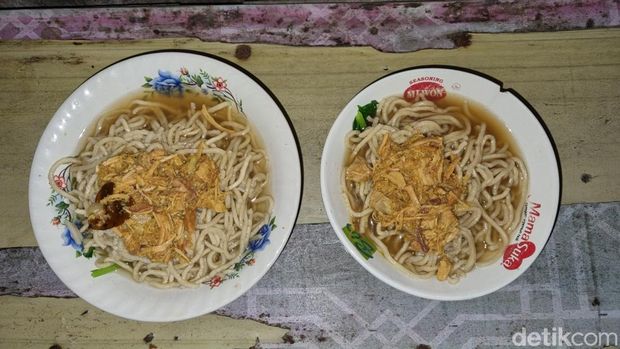 Penampakan mie ayam biasa Rp 4 ribu (mangkuk miwon) dan mie ayam jumbo Rp 5 ribu (mangkuk gambar bunga) per porsi.