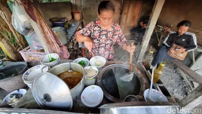 Siti Maesaroh (46) saat meracik mie ayam harga Rp 4 ribu per porsi.
