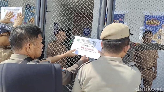 Satpol PP Sidrap menyegel gerai Mie Gacoan karena tidak mengantongi izin.