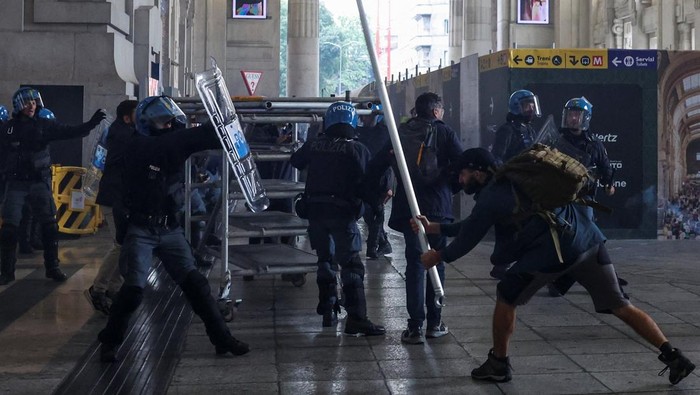 Aksi mogok nasional yang digelar Serikat Pekerja USB di Italia dengan tajuk “Mari Blokir Semuanya” berujung ricuh di Kota Milan, Senin (22/9/2025). Demonstrasi ini merupakan bentuk solidaritas terhadap rakyat Gaza sekaligus desakan agar pemerintah Italia menghentikan pengiriman senjata ke Israel. REUTERS/Claudia Greco