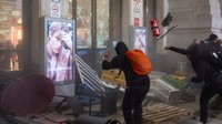 Ribuan peserta turun ke jalan dan memblokir sejumlah akses publik, termasuk stasiun kereta Milano Centrale. REUTERS/Claudia Greco
