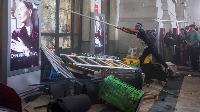 Aksi mogok nasional yang digelar Serikat Pekerja USB di Italia dengan tajuk “Mari Blokir Semuanya” berujung ricuh di Kota Milan, Senin (22/9/2025). Demonstrasi ini merupakan bentuk solidaritas terhadap rakyat Gaza sekaligus desakan agar pemerintah Italia menghentikan pengiriman senjata ke Israel. REUTERS/Claudia Greco