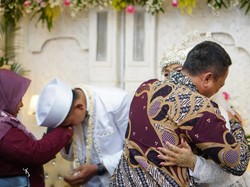 Viral Momen Haru Ayah Bertemu Putrinya Saat Akad Nikah Usai 19 Tahun Berpisah