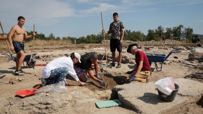 A drone view shows archaeologists and workers carrying out the final tasks on a mosaic of a 6th-century Christian basilica before it is covered until further work resumes next season, in Gracanica, Kosovo, September 9, 2025. The discovery of the inscription within the mosaic by British-French archaeologist Christophe Goddard and his team reveals Emperor Justinian's dedication to the construction of the city of Justiniana Secunda in the Roman province of Dardania, with the dedication attributed to Justinian and Empress Theodora in the main Christian basilica of the new city they founded in present-day Gracanica, Kosovo, located 8 km southeast of Kosovo's capital Pristina, confirming the emperor's deep attachment to his native province of Dardania as reported by Procopius and by Justinian himself in his Novels, highlighting a significant shift in the relationship between episcopal power, imperial authority, and provincial cities as Justinian and Theodora chose to proclaim the refoundation of a city within a basilica rather than in a public square. REUTERS/Valdrin Xhemaj       TPX IMAGES OF THE DAY