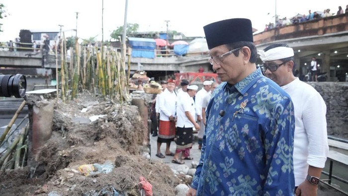 Nasaruddin Umar saat menemui masyarakat Bali yang terdampak banjir, Sabtu (20/9/2025).