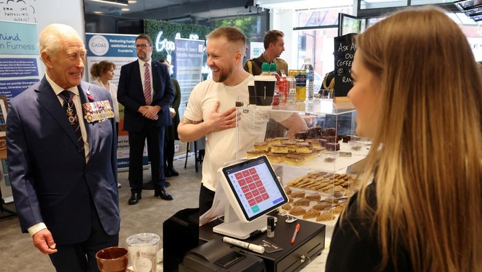 Suasana di Coffee D’Ash, sebuah kedai kopi kecil di Portland Walk, Barrow-in-Furness, mendadak berbeda pada Senin (22/9/2025). Kedai yang biasanya ramai oleh pelanggan setia, hari itu kedatangan tamu istimewa Raja Charles dari Inggris. REUTERS/Chris Jackson