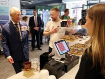 Ngopi Bareng Rakyat, Raja Charles Singgah di Coffee DAsh Inggris Utara
