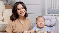 Nikita Willy lalu berbicara perkembangan anak kedua, Nael Idrissa Djokosoetono. All good, sudah 10 bulan, makannya juga lumayan pintar, kadang bikin pusing, tapi enjoy, katanya. (Foto: dok Instagram nikitawillyofficial94)