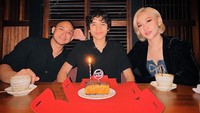 BCL dan Tiko Aryawardhana merayakan ulang tahun ke-15 Noah Sinclair dengan intimate. Mereka hanya makan malam bertiga di tempat favorit Noah. Foto: Instagram @itsmebcl