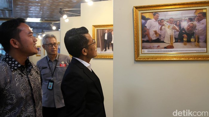 Warga melihat pemeran foto di Komplek Parlemen DPR RI, Jakara, Senin (22/9/2025).