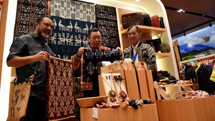 Pameran Kain Tenun Beragam kain tenun NTT dengan warna dan filosofi mendalam dipamerkan dalam gelaran βMenenun, Menjaga Tradisi Masa Depanβ