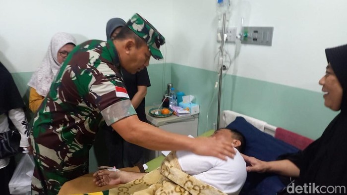 Pangdam XII Tanjungpura Mayjen TNI Jamallulael jenguk Teguh driver ojol yang dipukul Letda FA.
