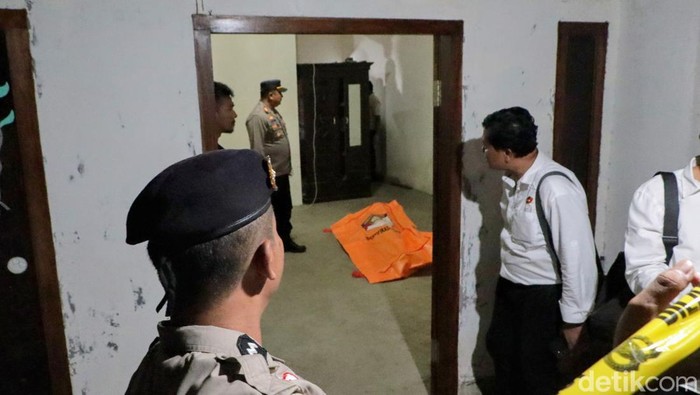 Evakuasi jenazah pasutri yang ditemukan tewas di rumahnya Desa Pomahan, Kecamatan Pulung, Ponorogo