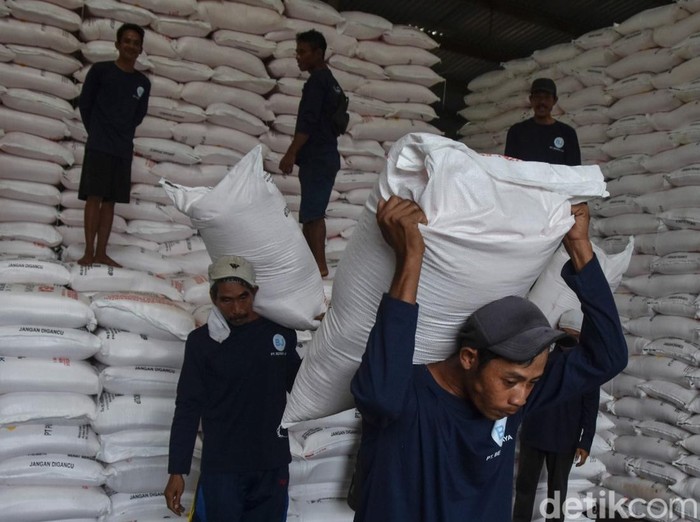 Pegawai mengangkut pupuk di gudang Pupuk Indonesia Kecamatan Cibeureum Tasikmalaya.