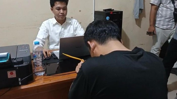 Pelaku pencabulan saat diamankan polisi.