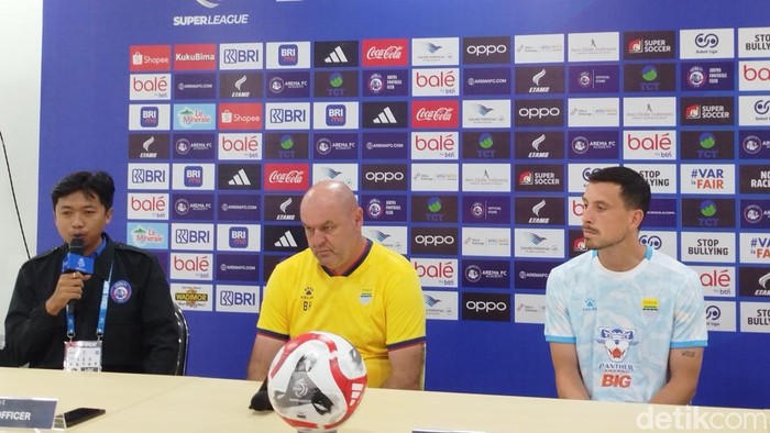 Pelatih Persib Bandung Bojan Hondak (tengah) saat konferensi pers