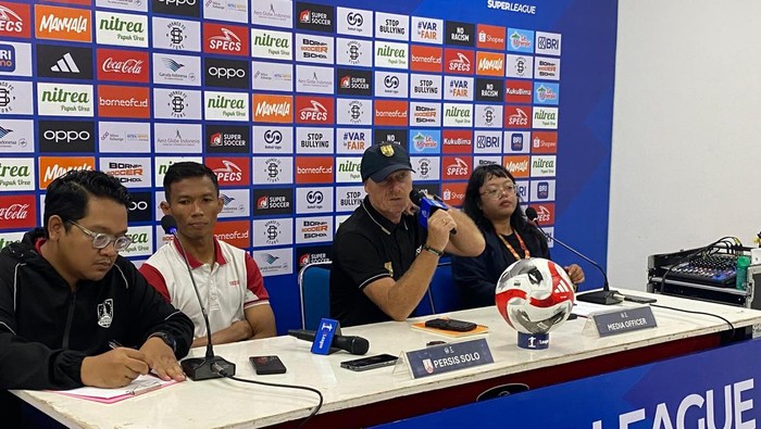 Pelatih Persis Solo, Peter de Roo (kanan tengah) dan Pemain Persis Solo, Eky Taufik Febrianto (kiri tengah). Foto: Istimewa