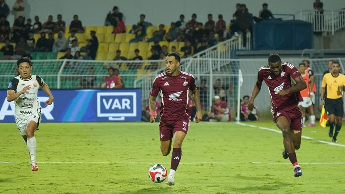 Pemain PSM Makassar Victor Luiz dan Jacques Medina beradu sprint pemain Persija Jakarta Rio Fahmi dalam laga Super League 2025/2026 di Stadion Gelora BJ Habibie.