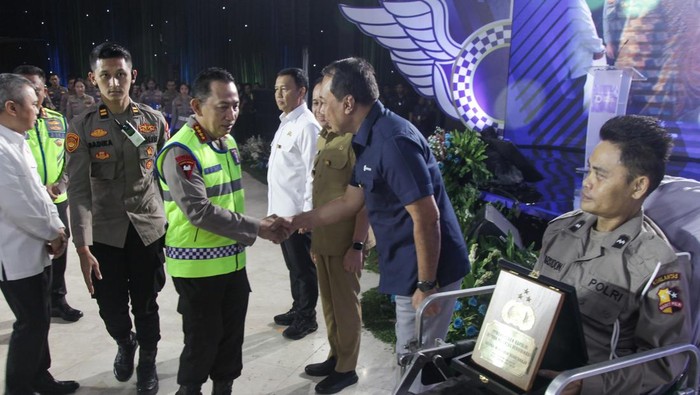 Pemberian pin emas kepada tokoh-tokoh yang berkontribusi terhadap kemajuan layanan lalu lintas (Rifkianto Nugroho/detikcom)