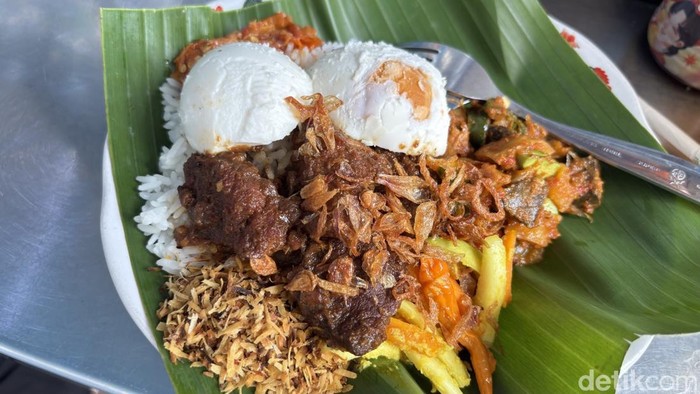 Penampakan jembut belanda atau serundeng gurih dalam sepiring Nasi Labubu di Warung Kongdhe.