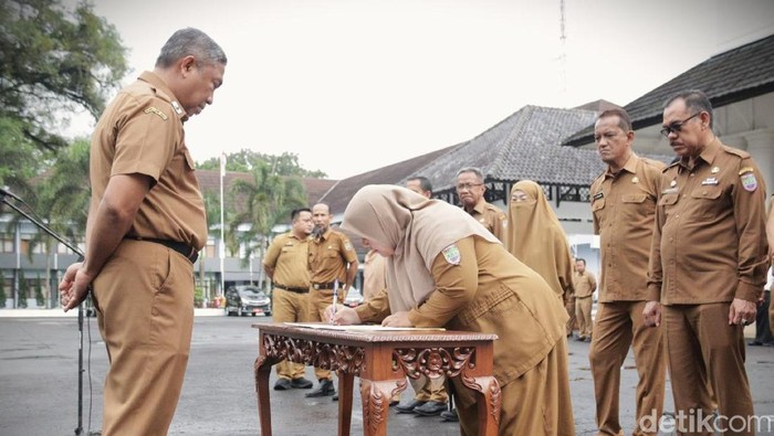 Penandatanganan komitmen bersama penerapan budaya kerja BerAKHLAK di lingkungan Sekretariat Daerah, Senin (22/9/2025).