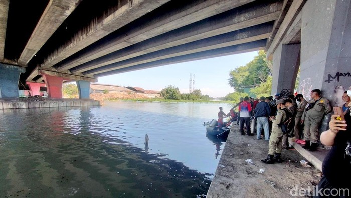 Pencarian 2 Orang Tenggelam di Sungai Kali Surabaya