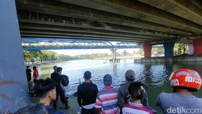 Pencarian 2 Orang Tenggelam di Sungai Kali Surabaya Pencarian 2 Orang Tenggelam di Sungai Kali Surabaya
