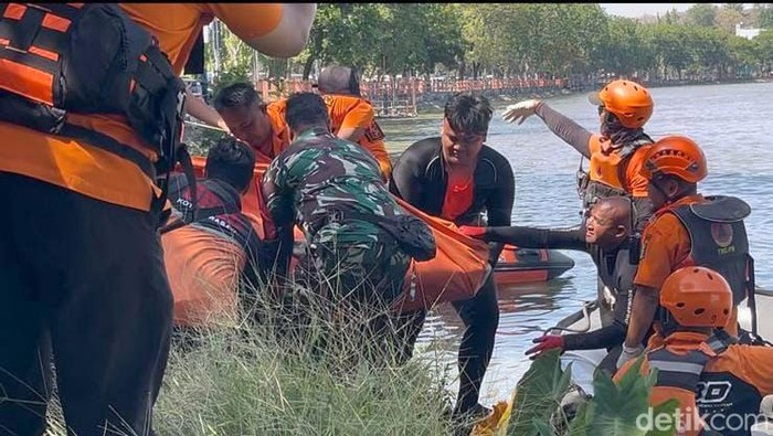 Pencarian 2 Orang Tenggelam di Sungai Kali Surabaya