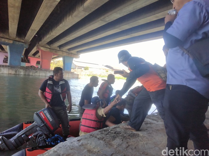 Pencarian Marno dan Galang, pencari ikan yang hilang dan tenggelam di Sungai Brantas