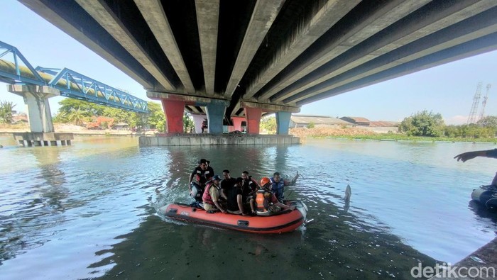 Pencarian Marno dan Galang, pencari ikan yang hilang dan tenggelam di Sungai Brantas